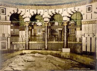 Interior de la Cúpula de la Roca en Jerusalén con vista de la roca, c.1880-1900 de Swiss Photographer